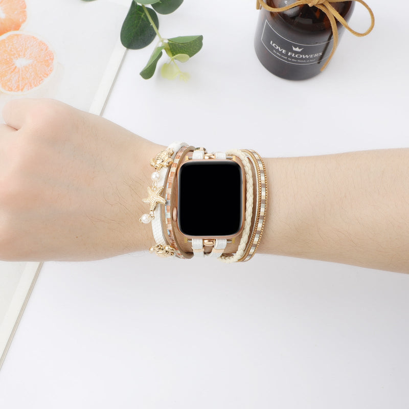 Bracelet Apple Watch beige en simili vegan avec décorations tortue, étoile de mer et perles blanches, style tropical chic.