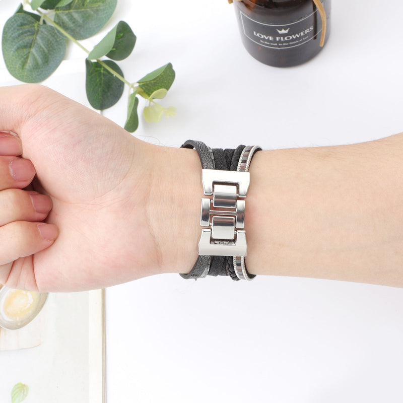 Bracelet Apple Watch en simili vegan noir à double tour avec fermoir argenté, décor tortue et étoiles de mer en perles.