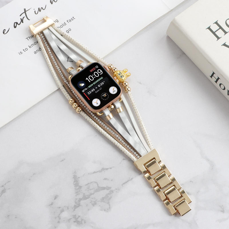 Bracelet Apple Watch doré design multiple rangs avec perles dorées, strass brillants et breloque ourson délicate.