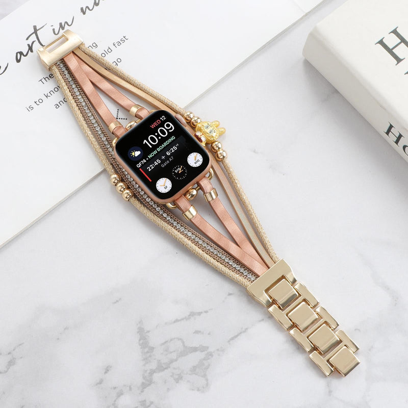 Bracelet Apple Watch doré avec fines lanières roses, perles dorées, strass brillants et breloque ours teddy élégante.