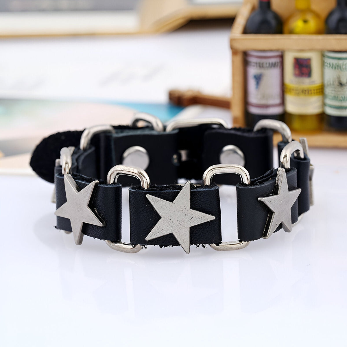 Bracelet ardillon en cuir noir avec motifs étoiles argentées, style mixte, modèle Seren.