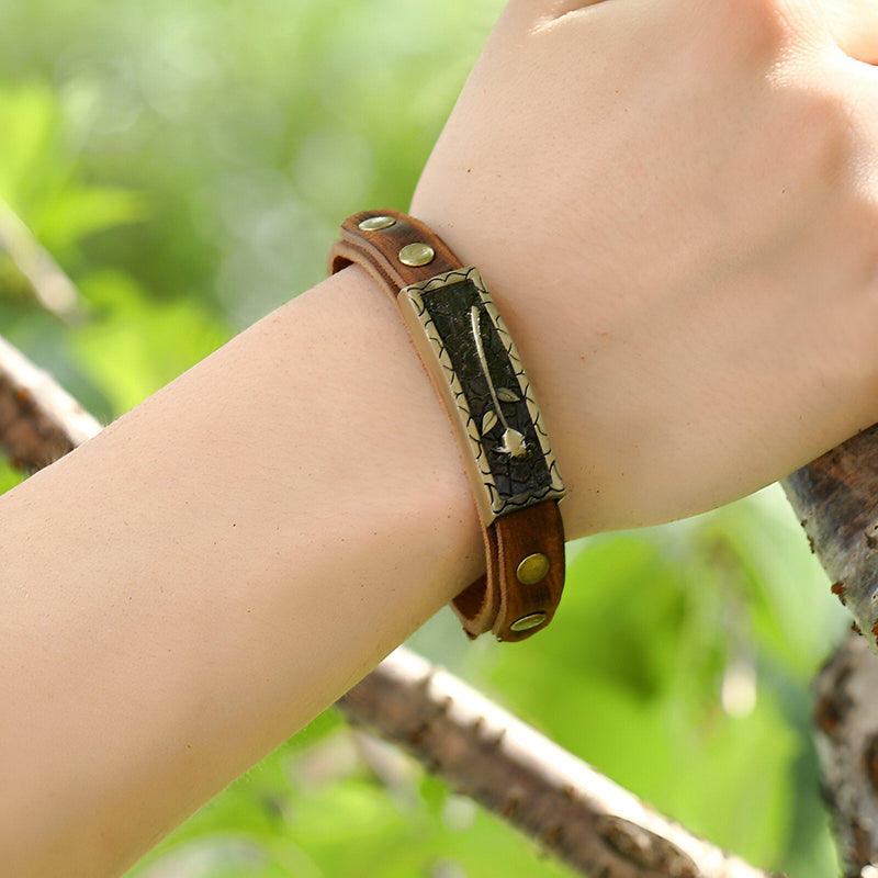 Pulsera de cuero con hebilla, placa decorada con una rosa, unisex, modelo Myosotis