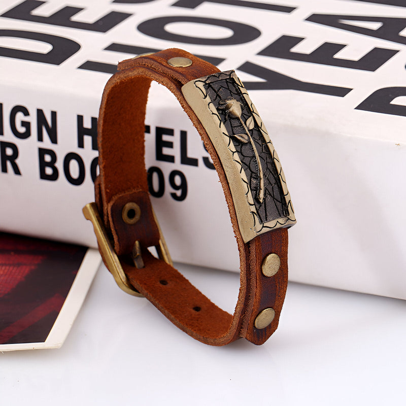 Bracelet ardillon en cuir marron avec plaque dorée décorée d'une rose noircie, style mixte.