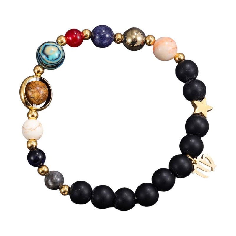 Bracelet élastique avec perles noires mates, pierres naturelles colorées, breloques soleil et signe astrologique dorés.