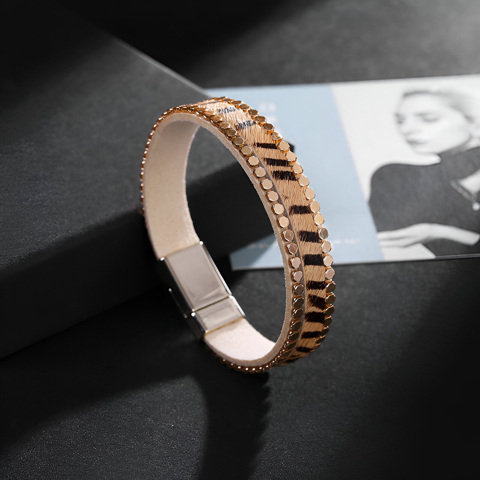 Bracelet beige à motif léopard scintillant avec fermoir métallique argenté.