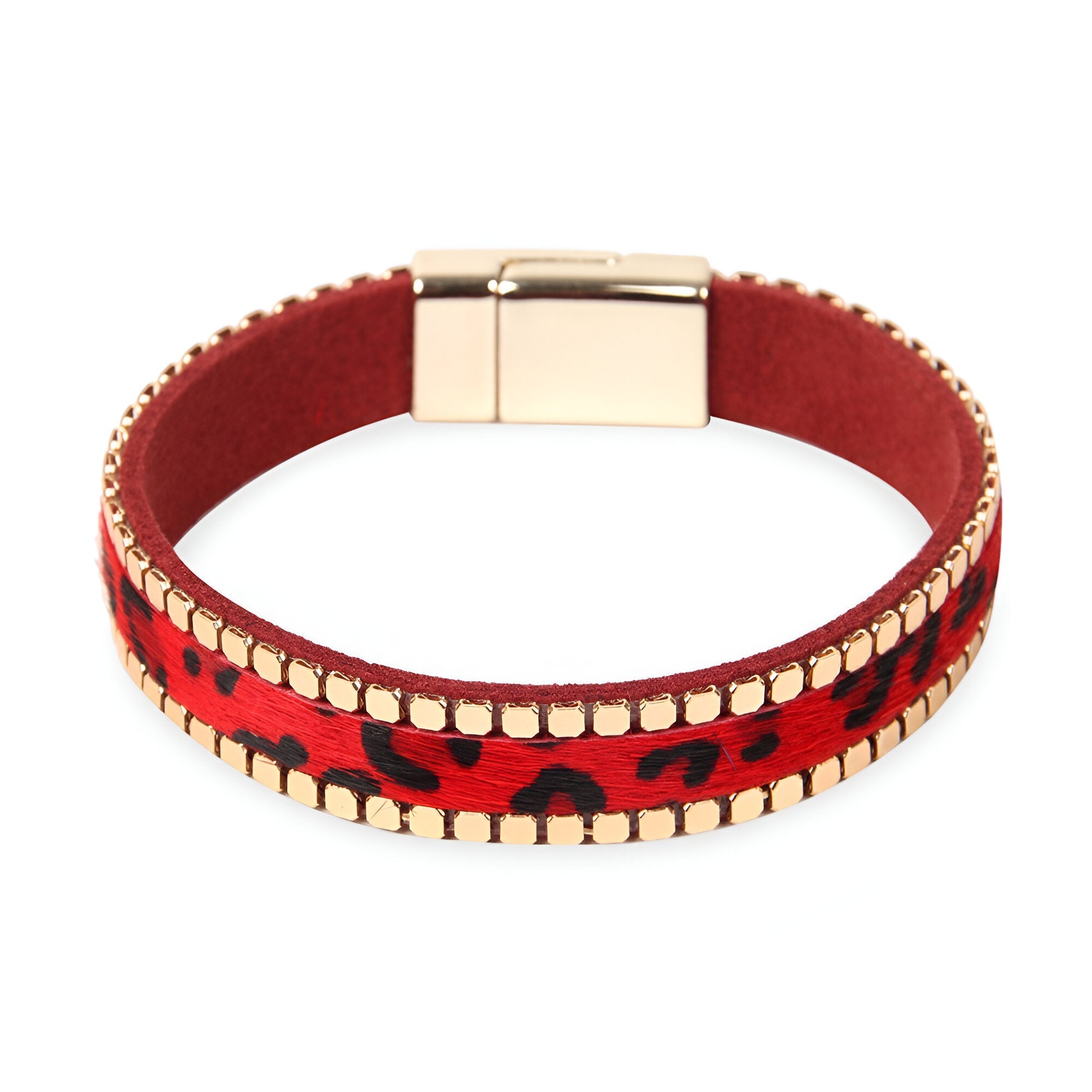 Bracelet rouge en cuir avec motif léopard scintillant et fermeture aimantée dorée.
