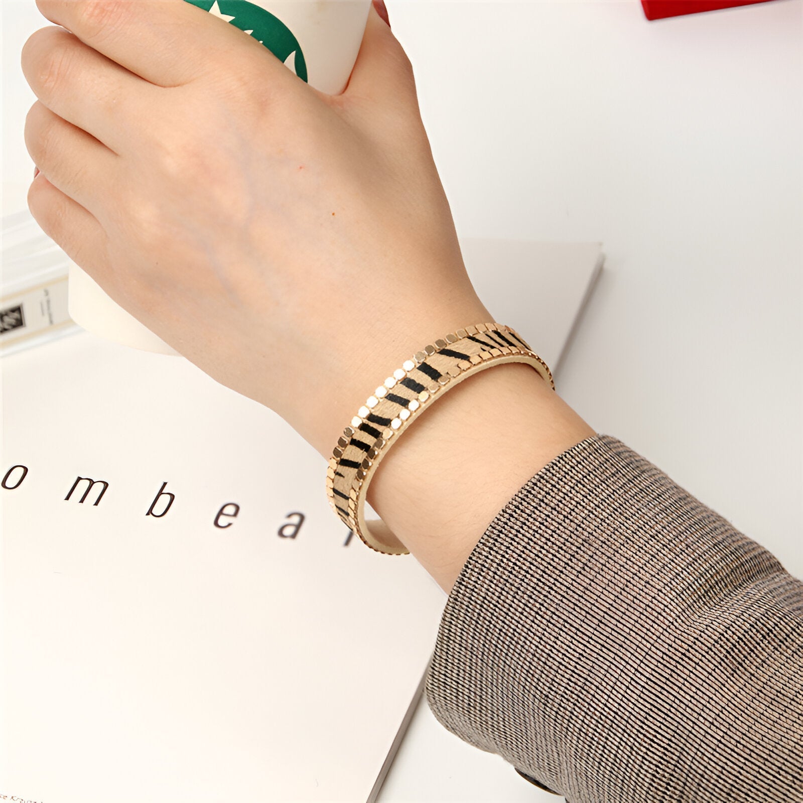 Bracelet femme beige à motif léopard scintillant en métal ajustable, modèle Rania.