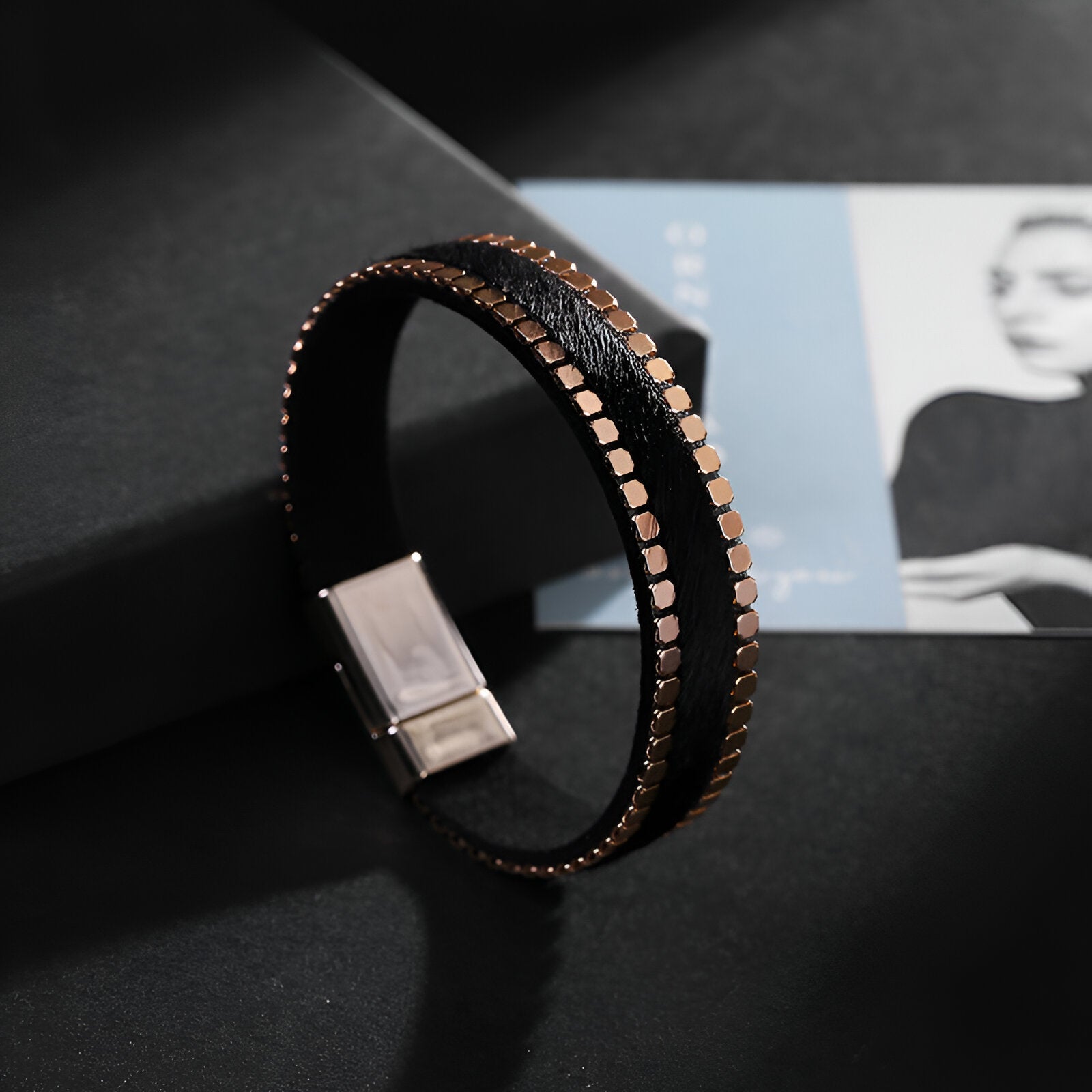 Bracelet noir à motif léopard scintillant avec fermoir argenté rectangulaire.