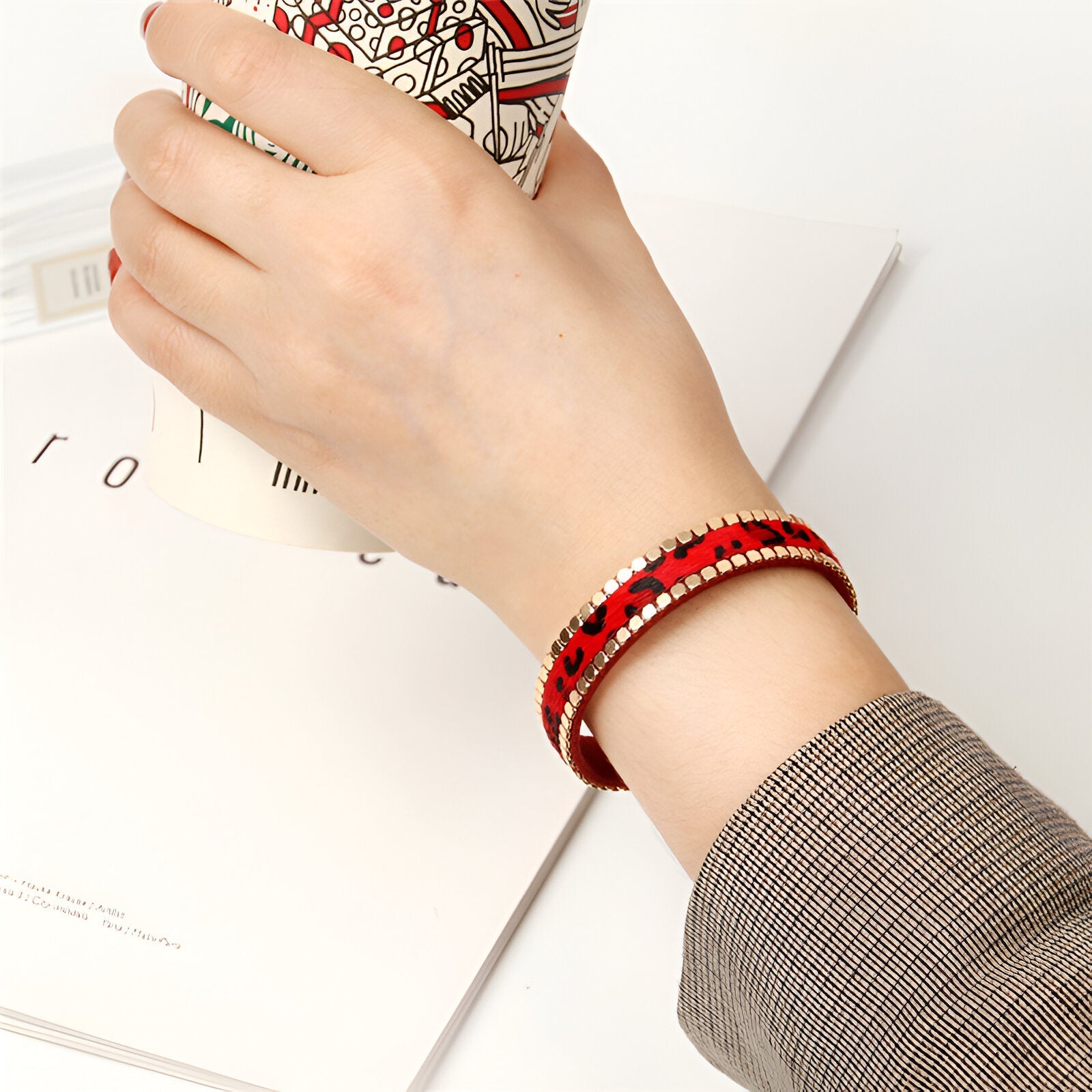 Bracelet fin rouge à motifs léopard scintillants pour femme modèle Rania.
