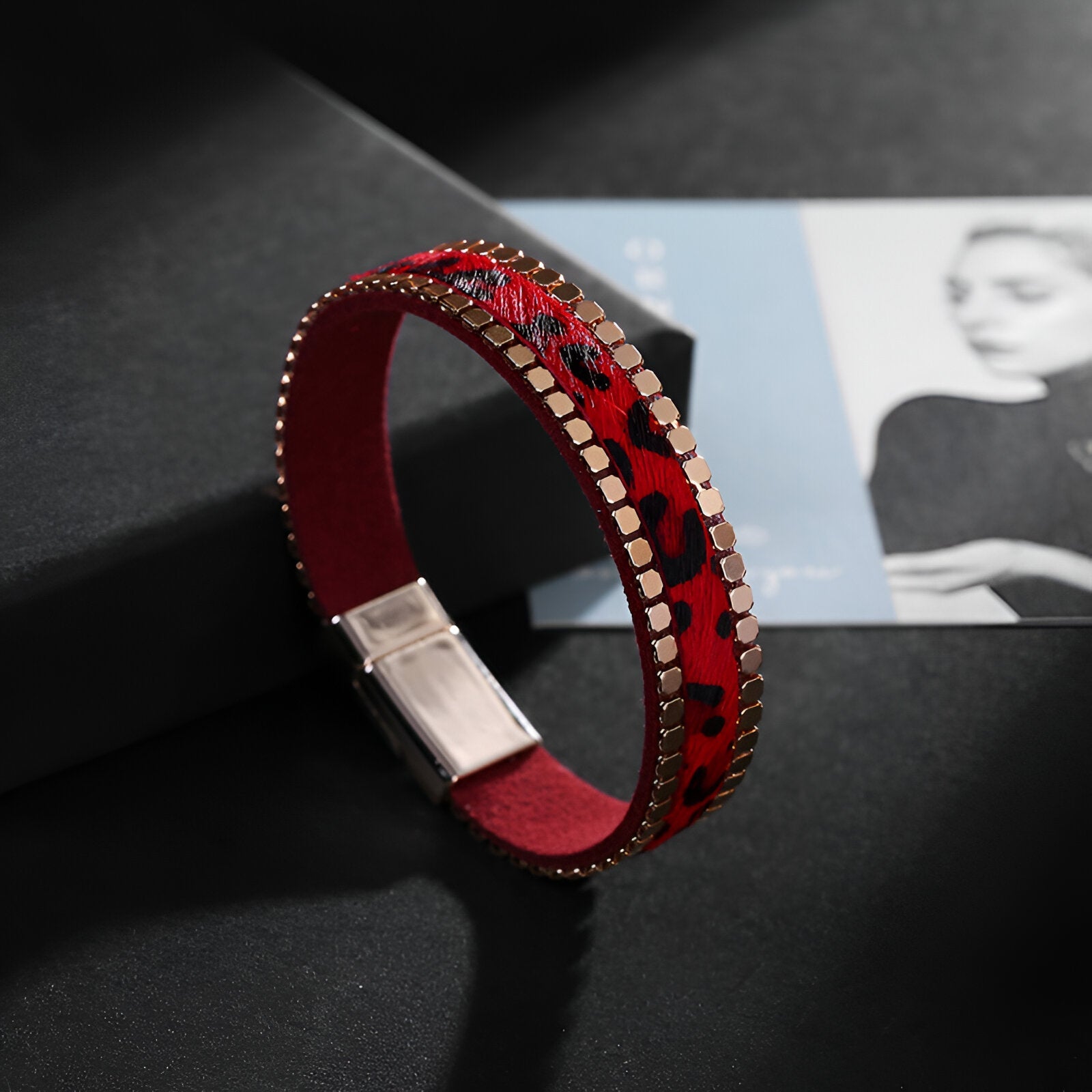 Bracelet femme style léopard rouge scintillant avec fermoir argenté et intérieur velours.