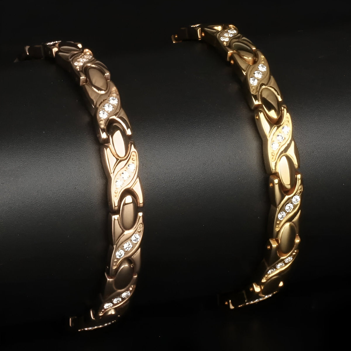 Bracelet en titane or rosé avec motifs gravés et hématites intégrées pour femme, modèle Riala.