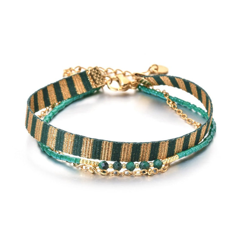 Bracelet bohème multirangs avec ruban rayé vert et doré, perles turquoise, chaîne dorée fine et fermoir mousqueton.