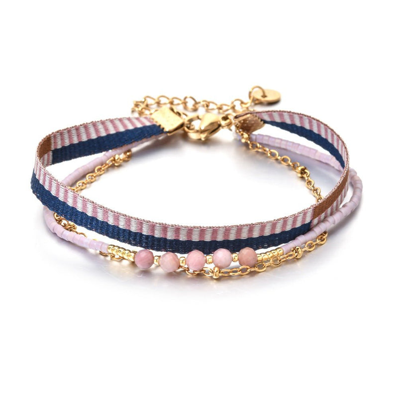 Bracelet bohème multirangs avec perles roses, ruban rayé bleu et rose, chaîne dorée fine, fermoir mousqueton.