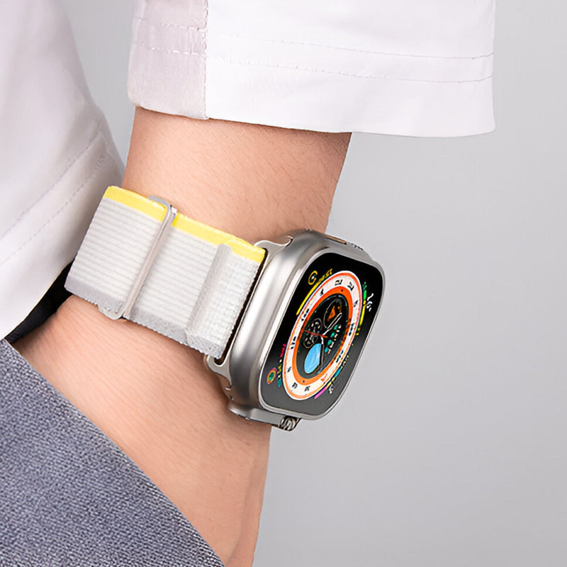 Bracelet Apple Watch nylon gris clair avec bordure jaune et fermeture velcro élégante.