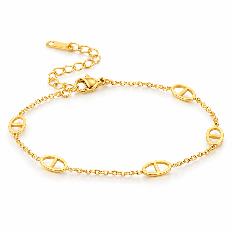 Packshot studio bracelet Bracelet chaîne, double D, maille marine, chic et élégant, pour femme, modèle Dayada — Or, vue frontale basse, fond blanc pur, détails verrouillés