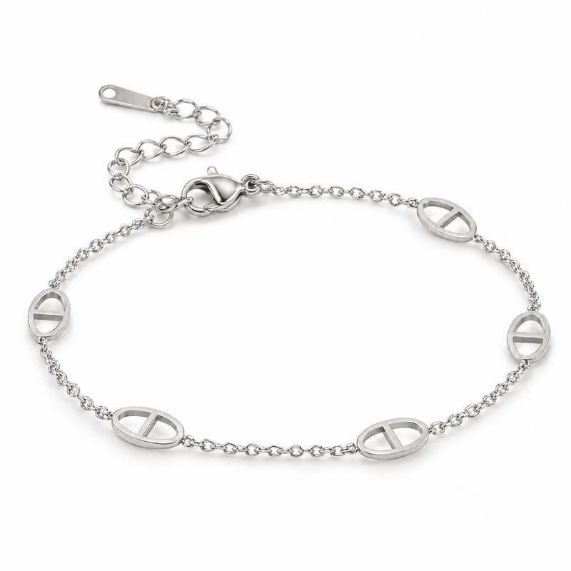 Packshot studio bracelet Bracelet chaîne, double D, maille marine, chic et élégant, pour femme, modèle Dayada — Argent, vue frontale basse, fond blanc pur, détails verrouillés