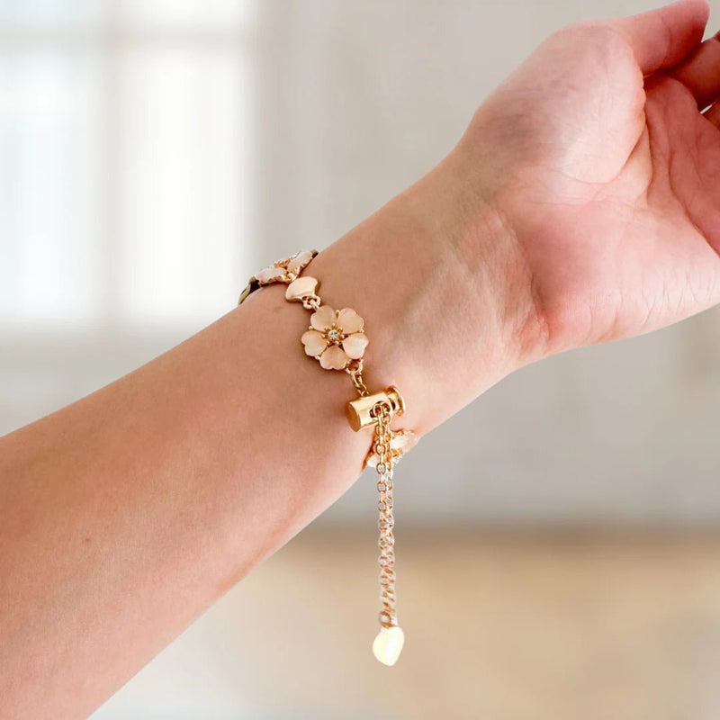 Bracelet chaîne en métal doré avec fleurs de cerisier délicates pour Apple Watch, style féminin et élégant.