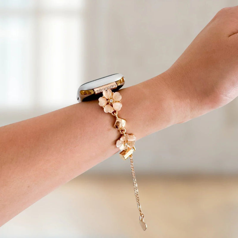 Bracelet chaîne en métal doré orné de fleurs de cerisier pour Apple Watch, style féminin et élégant.