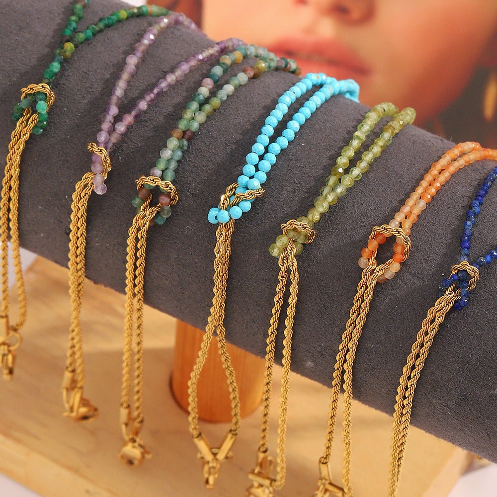 Bracelets chaîne torsadée dorée avec perles fines colorées, design élégant et délicat pour femme.