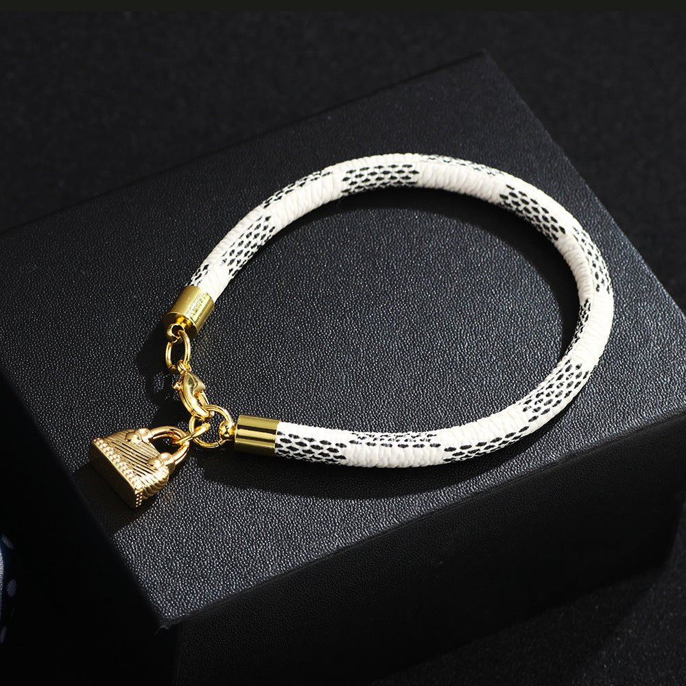 Bracelet charm sac à main en microfibre blanc à motif python avec breloque dorée sac à main.