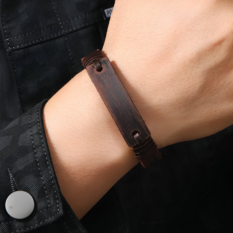 Bracelet en cuir marron foncé effet vintage avec détails cousus pour homme.