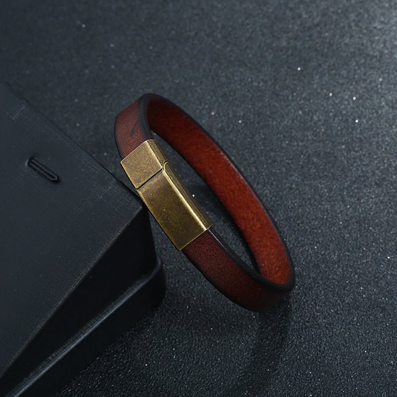 Bracelet homme en cuir marron avec fermoir magnétique en métal doré, style épuré et chic.