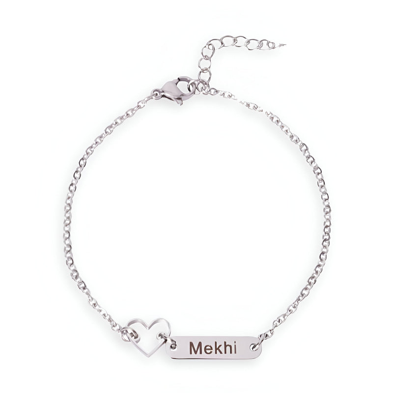 Bracelet en acier inoxydable argenté avec chaîne fine, plaque gravée "Mekhi" et pendentif cœur ajouré.