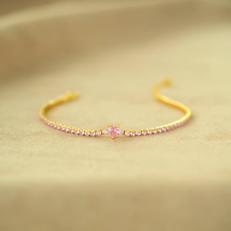 Bracelet en argent sterling doré or rose avec pendentif cœur serti de zirconiums roses.