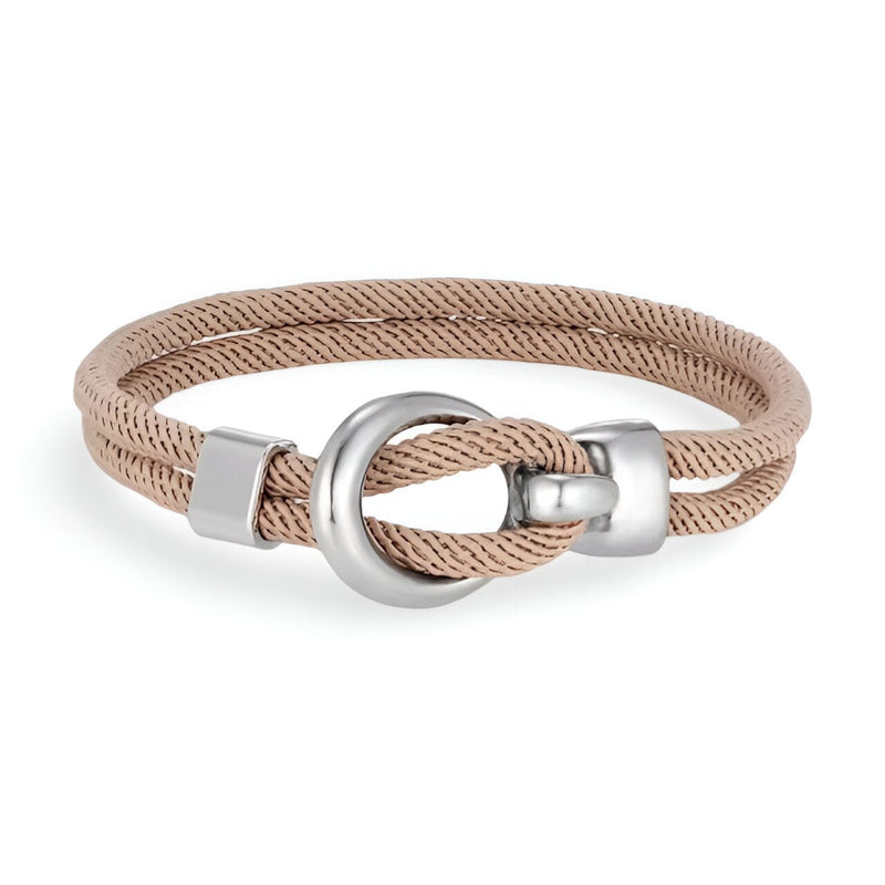 Bracelet cordon beige à double tour avec crochet en acier inoxydable lisse et brillant.