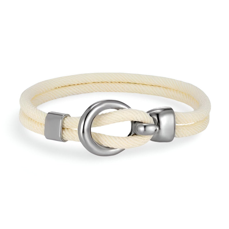 Bracelet cordon beige double tour avec crochet en acier inoxydable lisse et brillant.