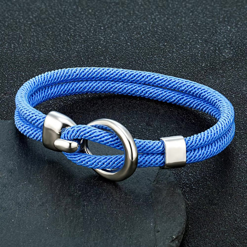 Bracelet cordon bleu électrique à crochet rond en acier inoxydable, finition argentée.