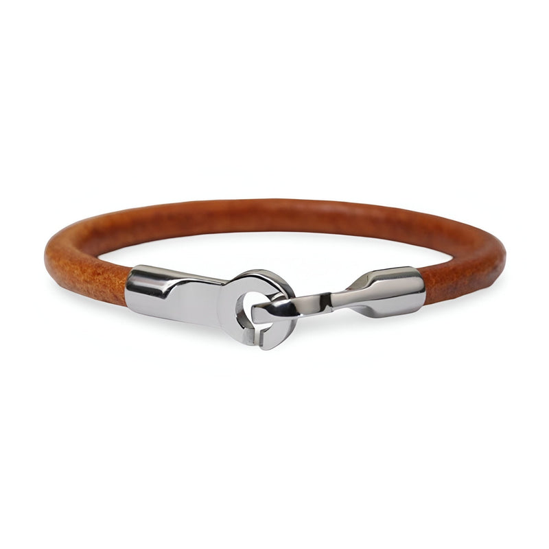 Bracelet en cuir marron avec fermoir crochet en acier inoxydable argenté, style minimaliste homme.