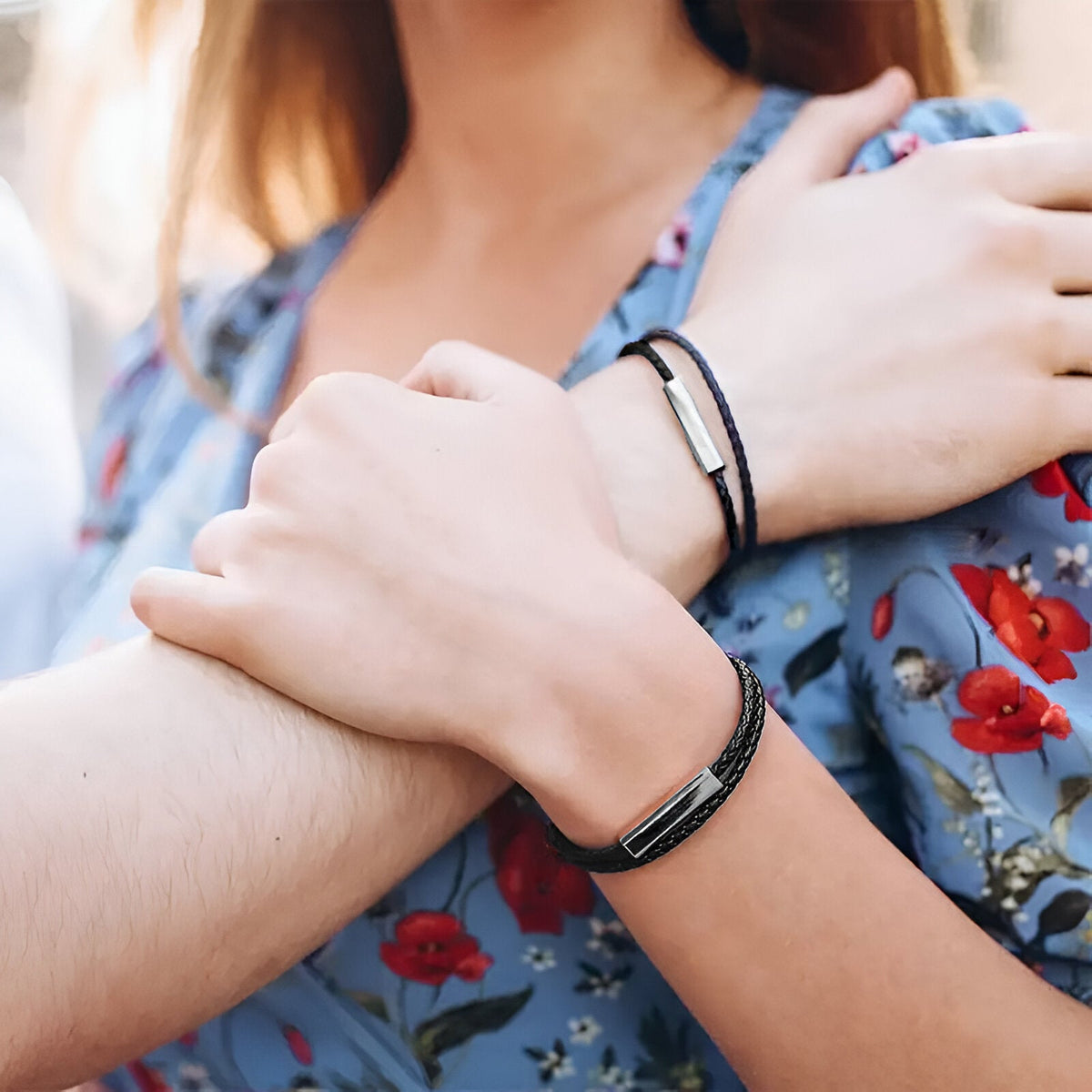 Bracelet cordon en cuir noir fin à enrouler, modèle Luz, porté au poignet sur peau claire et peau mate, avec robe à motifs.