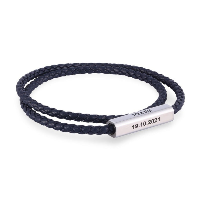 Bracelet cordon en cuir marine tressé à double tour avec plaque argentée gravée date personnalisée.