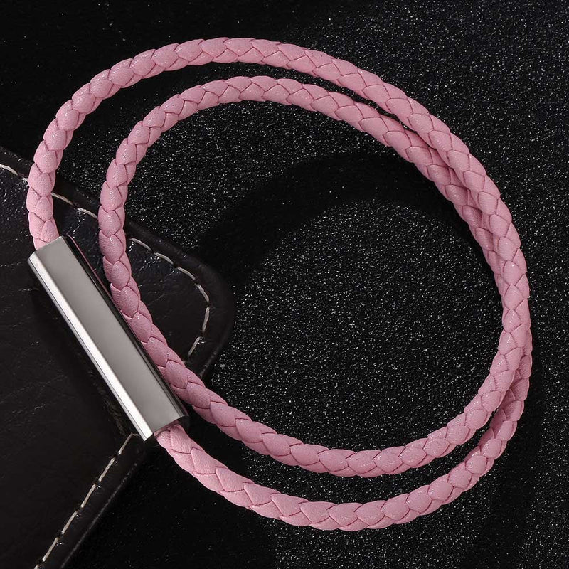 Bracelet cordon en cuir rose tressé à double tour avec barre métallique argentée.