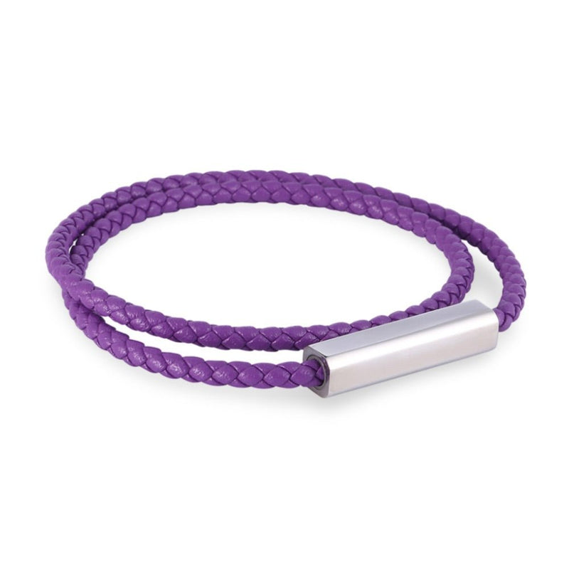 Bracelet cordon violet en cuir tressé à double tour avec fermoir barre argenté lisse.