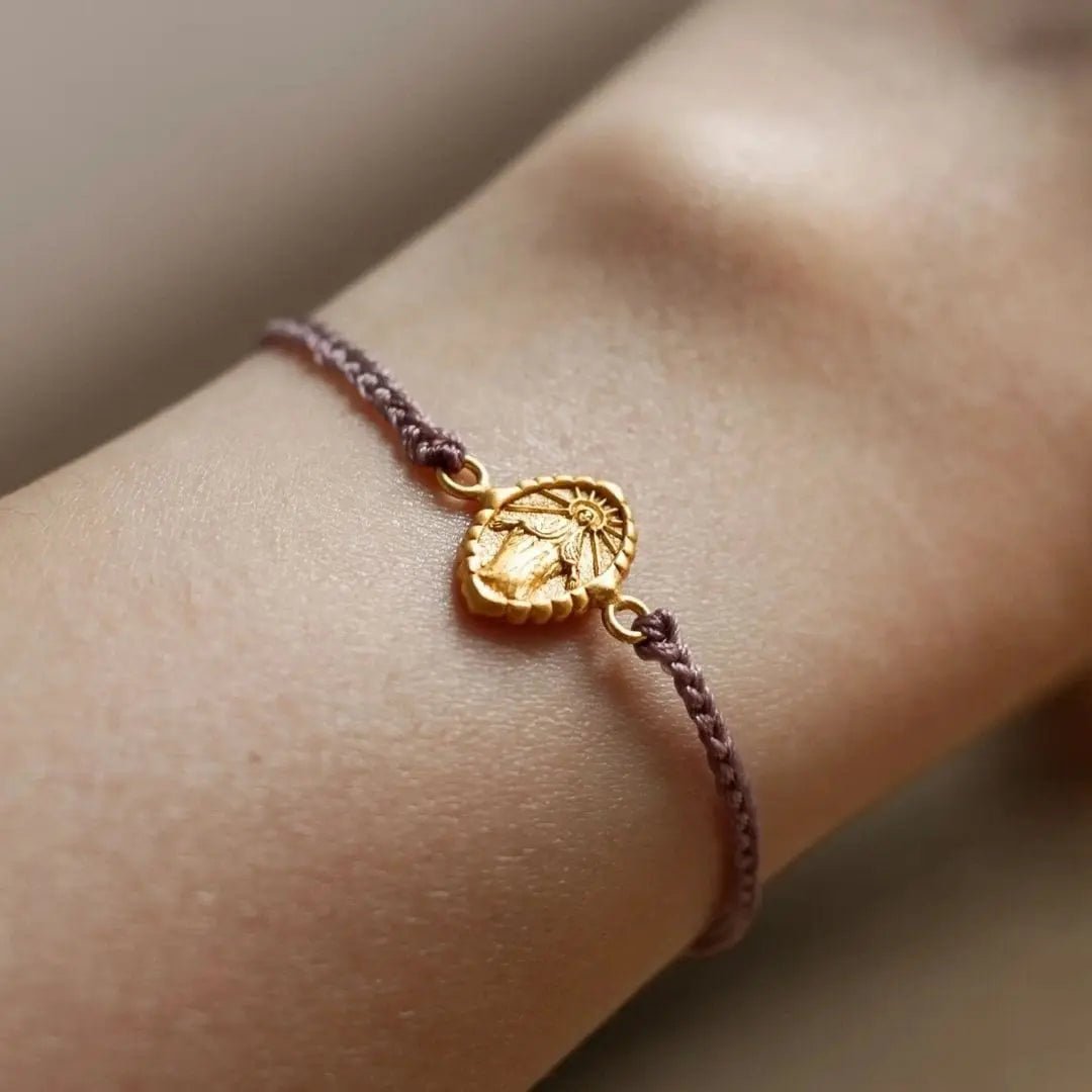 Pulseira de cordão ajustável com medalhão da Virgem Maria dourada, uma joia delicada repleta de graça e proteção para o seu dia a dia, modelo Magdelle