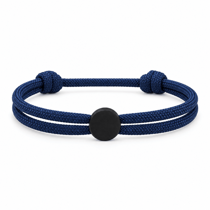 Bracelet Marsin Bleu marine et noir, cordon ajustable et pastille ronde, posé de face sur fond blanc