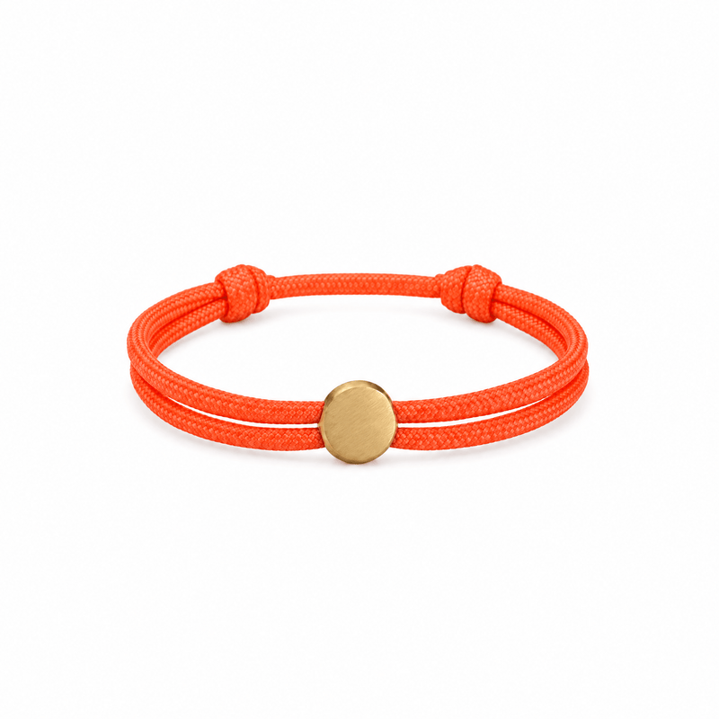 Bracelet Marsin Orange et or, cordon ajustable et pastille ronde, posé de face sur fond blanc