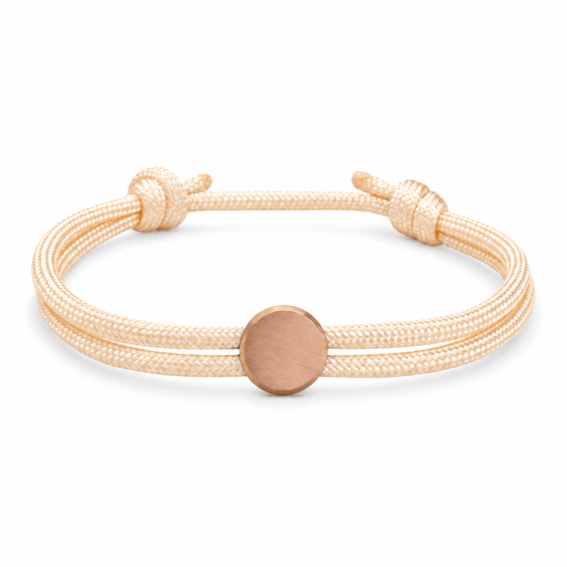 Bracelet Marsin Blanc crème et or rosé, cordon ajustable et pastille ronde, posé de face sur fond blanc
