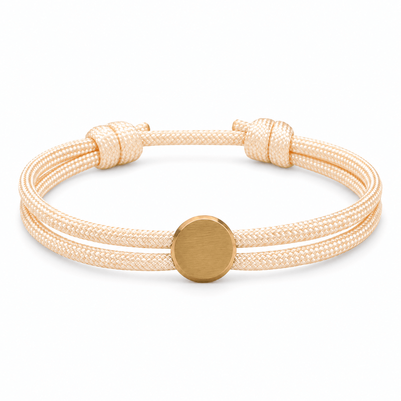 Bracelet Marsin Blanc crème et or, cordon ajustable et pastille ronde, posé de face sur fond blanc
