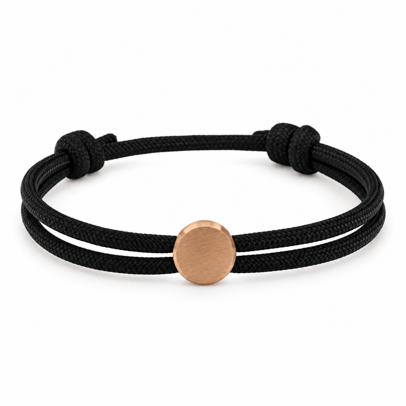 Bracelet Marsin Noir et or rosé, cordon ajustable et pastille ronde, posé de face sur fond blanc