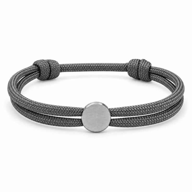 Bracelet Marsin Gris et argent, cordon ajustable et pastille ronde, posé de face sur fond blanc
