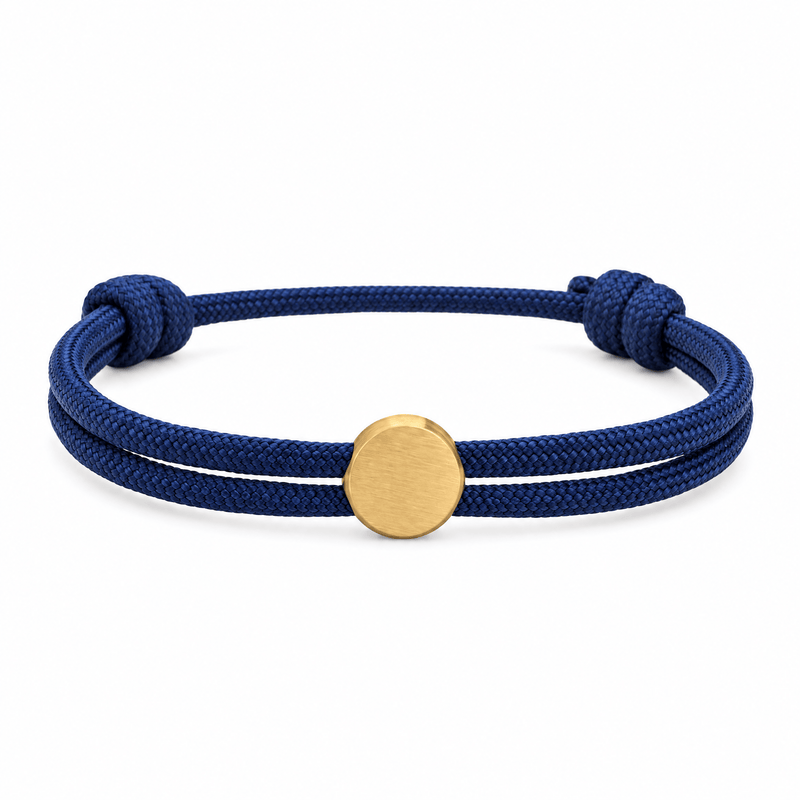 Bracelet Marsin Bleu marine et or, cordon ajustable et pastille ronde, posé de face sur fond blanc