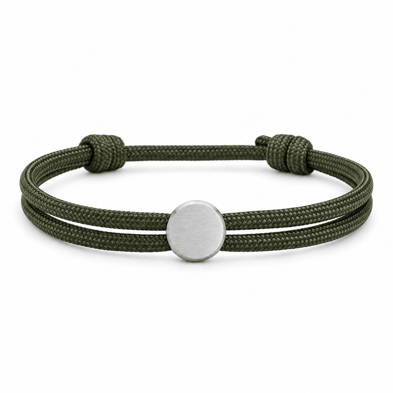 Bracelet Marsin Kaki et argent, cordon ajustable et pastille ronde, posé de face sur fond blanc
