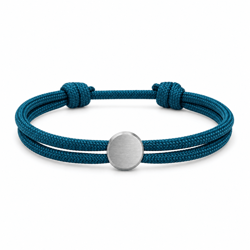 Bracelet Marsin Bleu et argent, cordon ajustable et pastille ronde, posé de face sur fond blanc