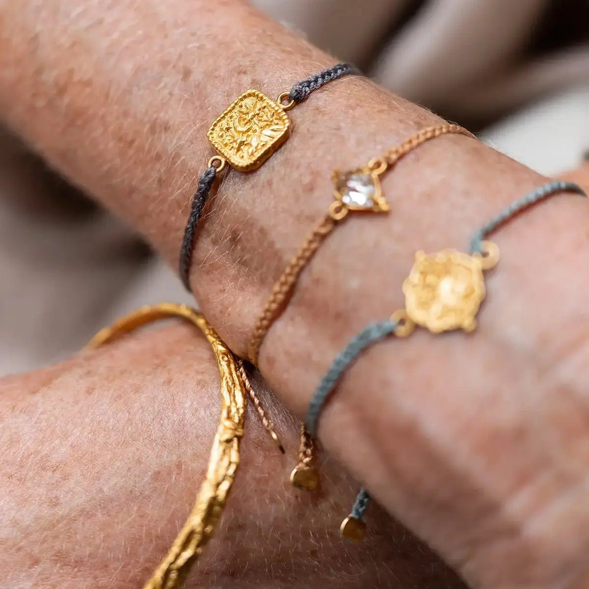 Pulsera de cordón ajustable, medallón celeste con acabado dorado, grabado de mensaje espiritual, joya talismán para mujer, modelo Sunsa