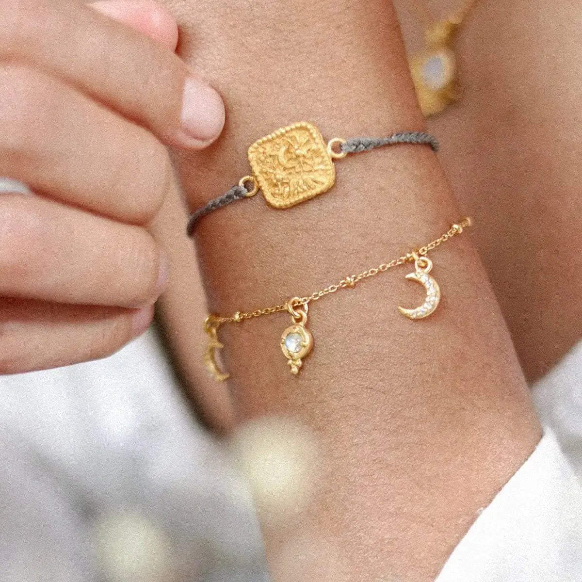 Pulsera de cordón ajustable, medallón celeste con acabado dorado, grabado de mensaje espiritual, joya talismán para mujer, modelo Sunsa