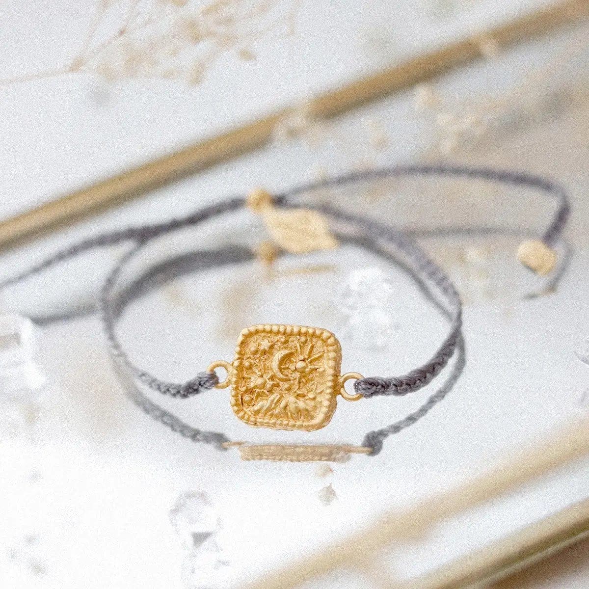 Pulsera de cordón ajustable, medallón celeste con acabado dorado, grabado de mensaje espiritual, joya talismán para mujer, modelo Sunsa