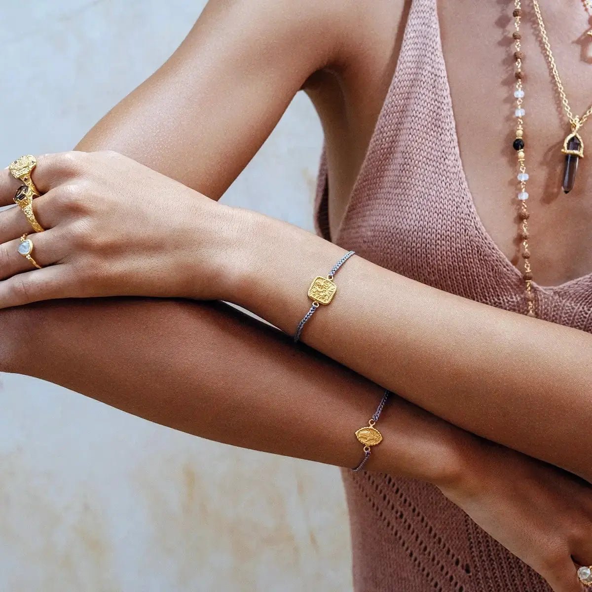 Pulsera de cordón ajustable, medallón celeste con acabado dorado, grabado de mensaje espiritual, joya talismán para mujer, modelo Sunsa